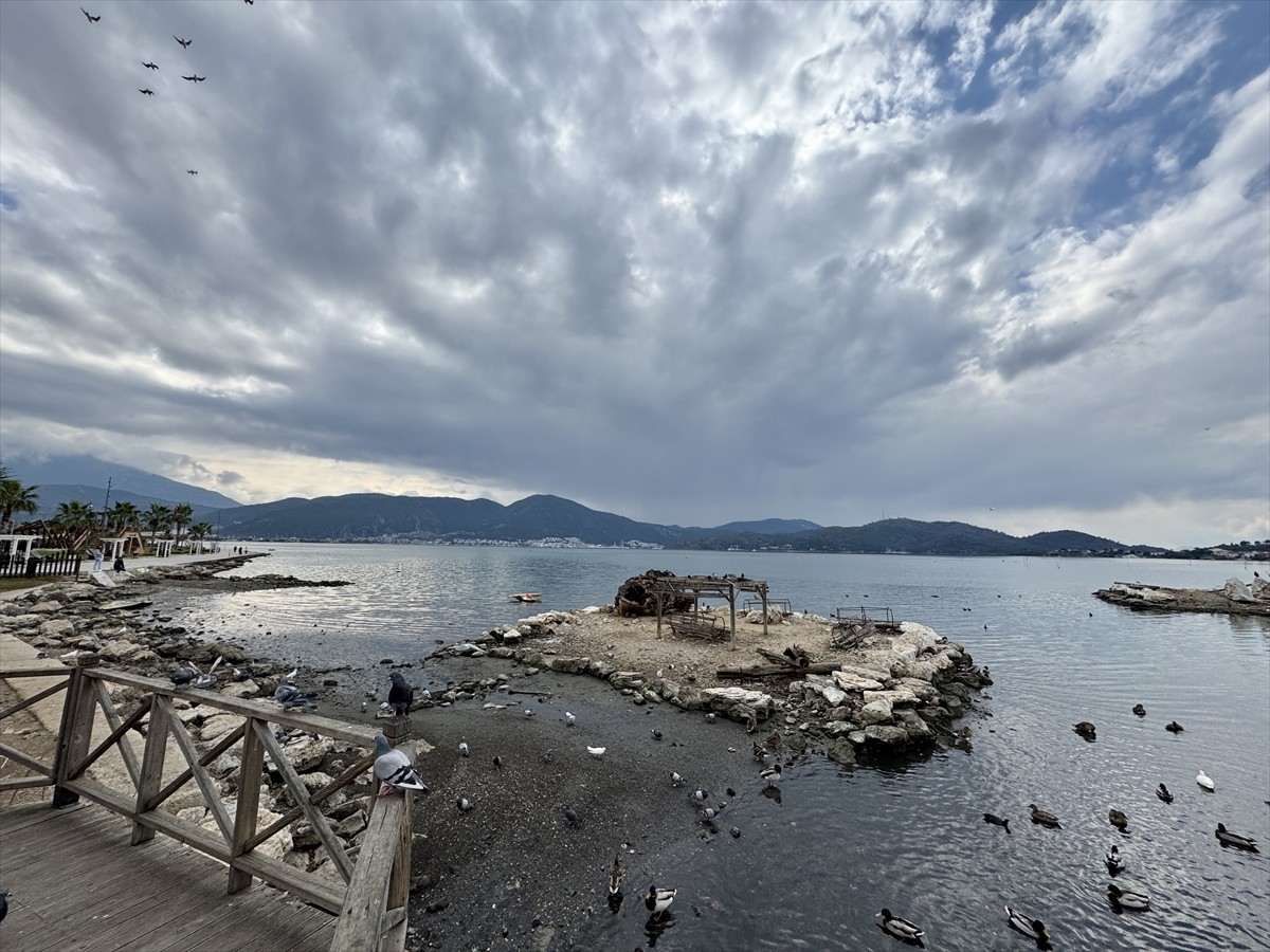 Muğla'da deniz suyu Marmaris ilçesinde yaklaşık 5, Fethiye ilçesinde ise 2 metre kadar çekildi....