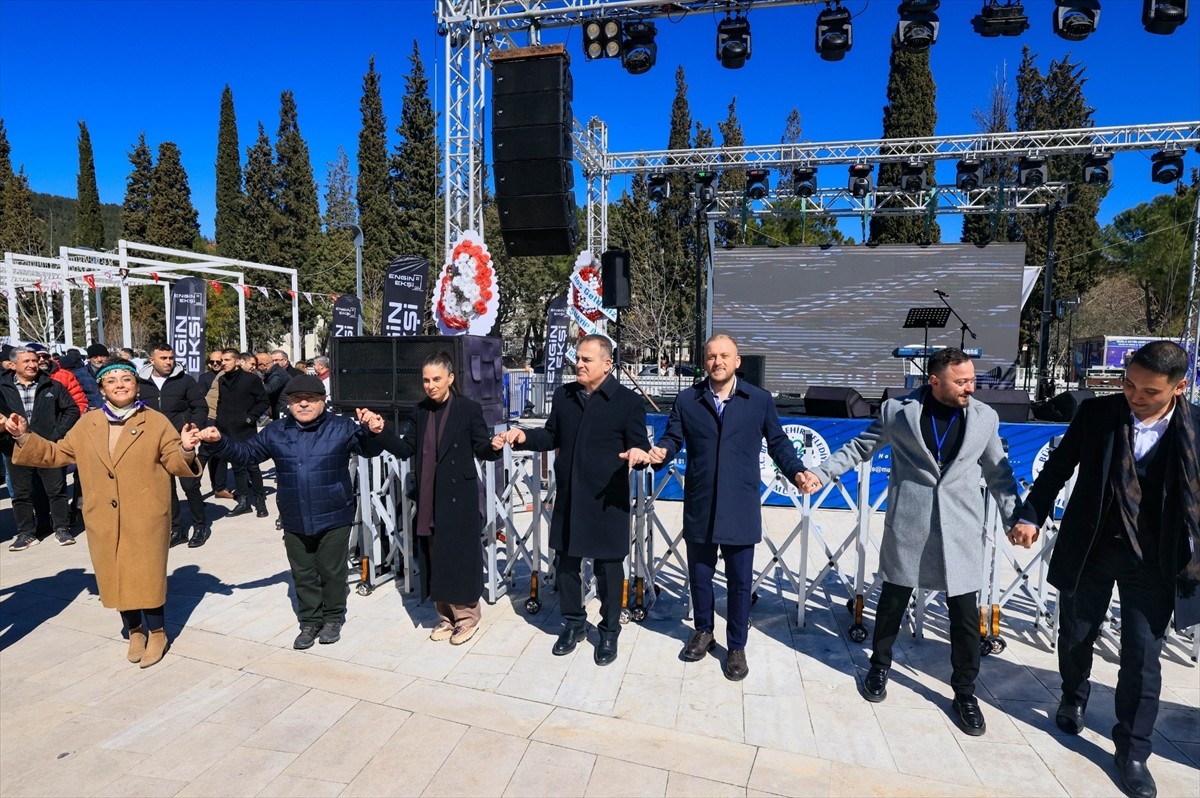 Muğla'da düzenlenen 7. Hamsi Şöleni'nde 5 ton balık pişirilerek vatandaşlara dağıtıldı. Muğla...
