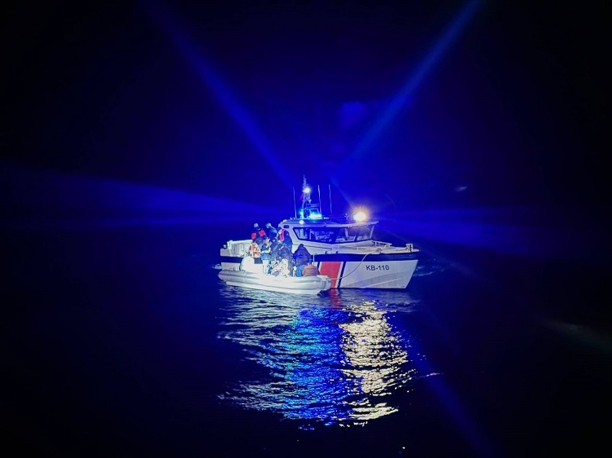 Muğla'nın Bodrum ilçesi açıklarında aralarında çocukların da bulunduğu 19 düzensiz göçmen...