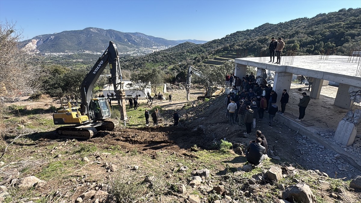 Muğla'nın Bodrum ilçesinde 3. Derece Doğal Sit Alanına inşa edildiği belirlenen 5 kaçak yapıdan...