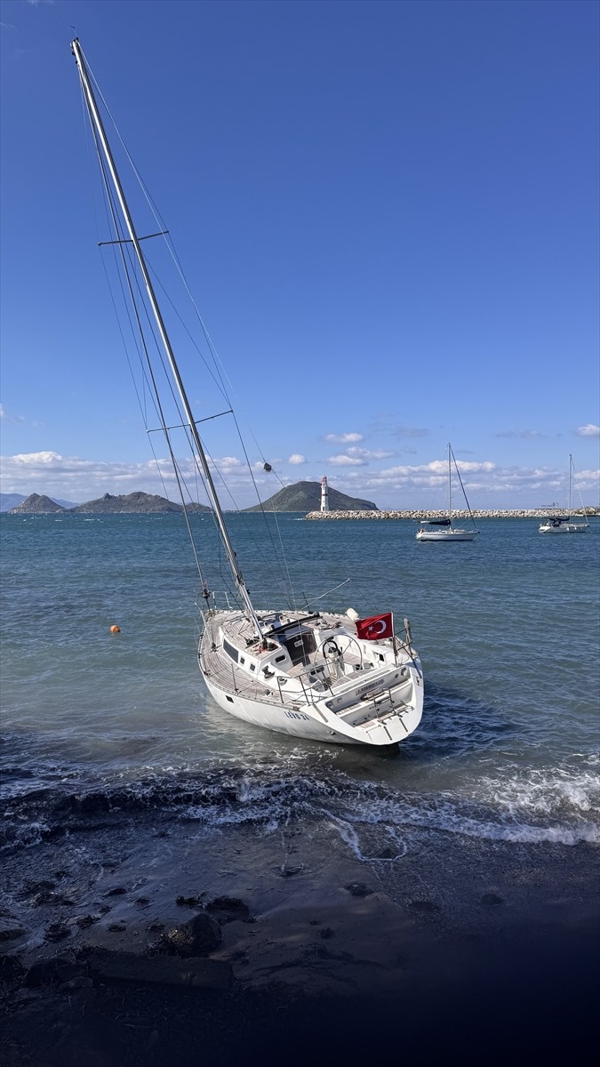 Muğla'nın Bodrum ilçesinde etkili olan fırtına nedeniyle yaklaşık 15 metrelik yelkenli tekne...