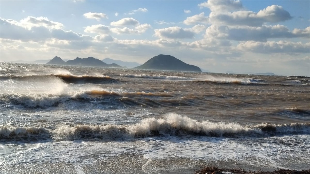 Muğla'nın Bodrum ilçesinde fırtına yaşamı olumsuz etkiledi. İlçede sabah saatlerinde etkili olmaya...