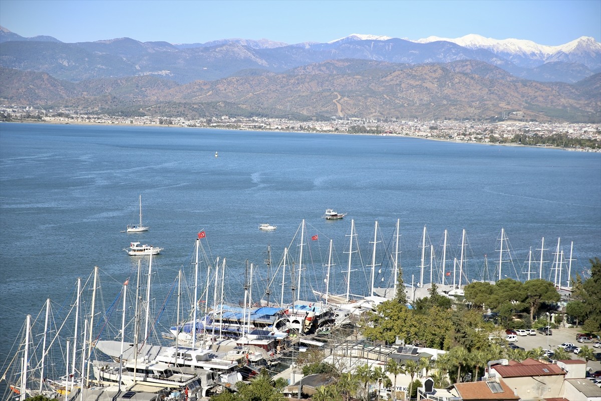 Muğla'nın Fethiye ilçesinde etkili olan kuvvetli rüzgar nedeniyle tekne battı. İlçede üç gündür...