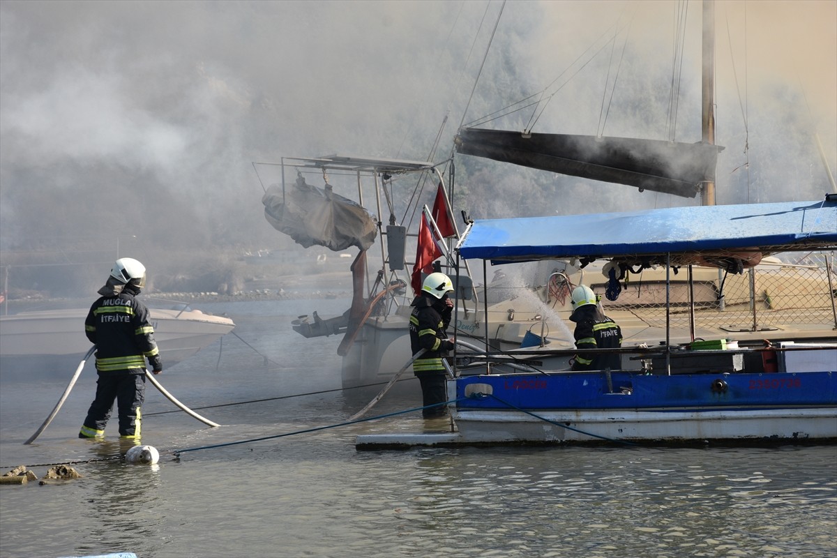 Muğla'nın Marmaris ilçesinde 15 metrelik motoryatta çıkan yangın, itfaiye ekiplerin müdahalesiyle...