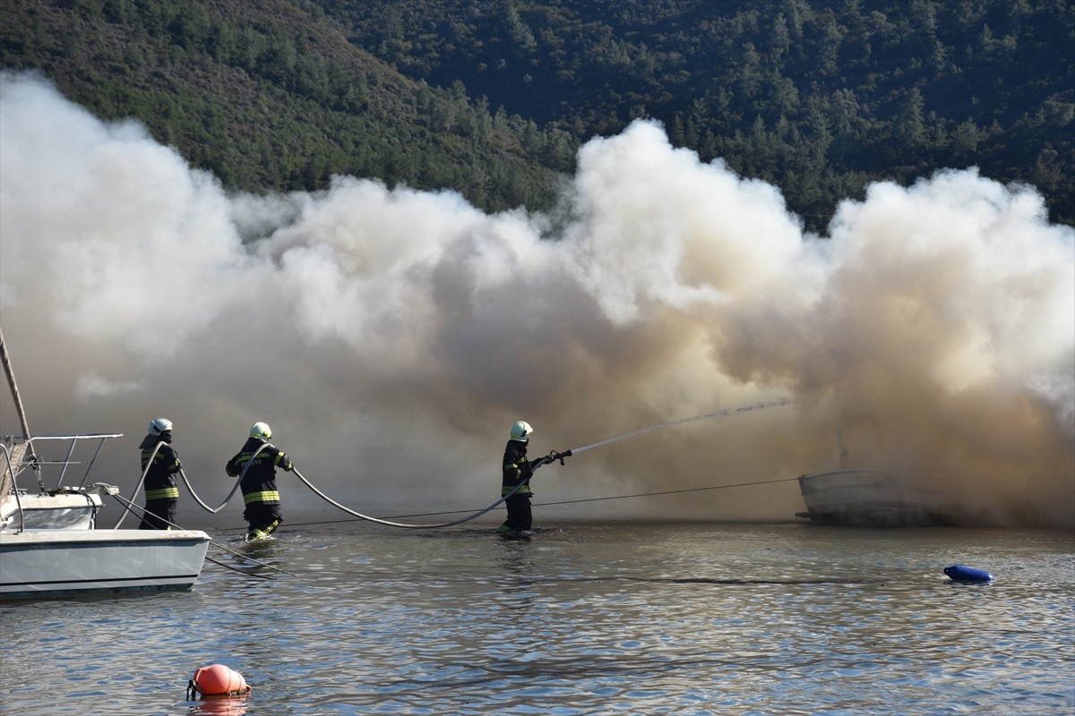 Muğla'nın Marmaris ilçesinde 15 metrelik motoryatta çıkan yangın, itfaiye ekiplerin müdahalesiyle...