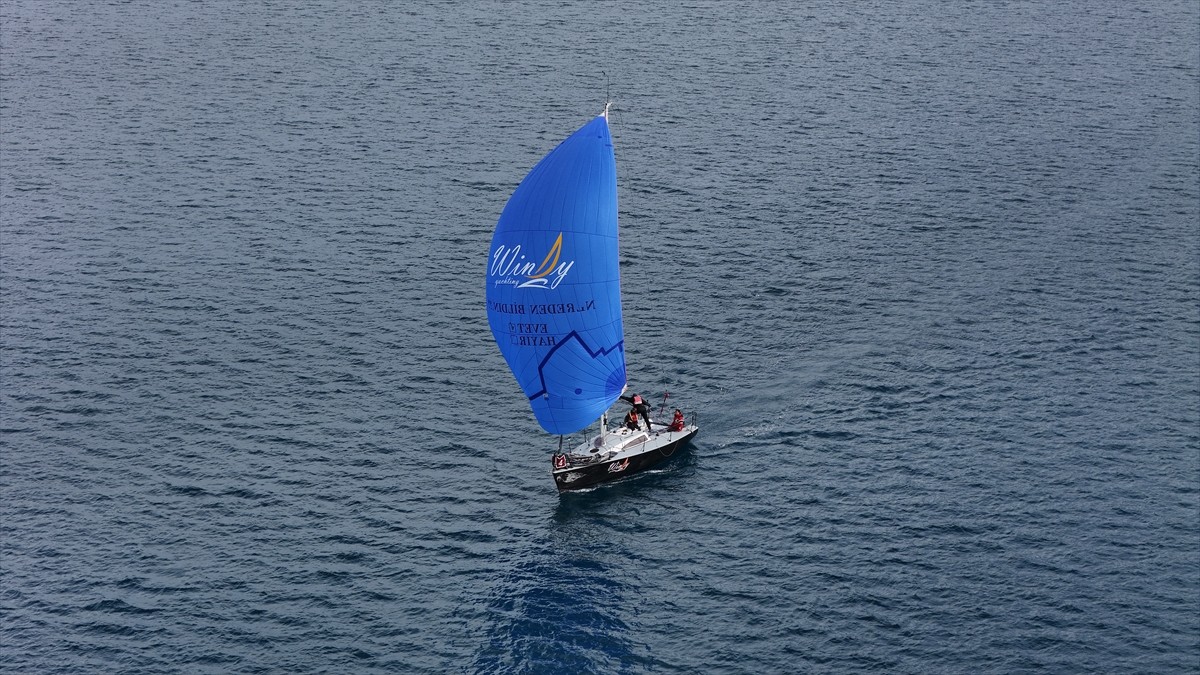 Muğla'nın Marmaris ilçesinde düzenlenen ve yatlarda sadece üç yelkencinin bulunabileceği MIYC Trio...