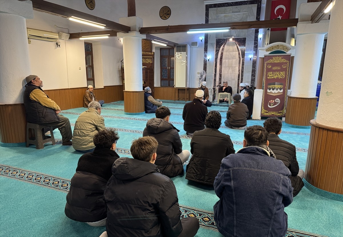 Muğla'nın Marmaris ilçesinde, sanatçı Ferdi Tayfur'un vefatının 40'ıncı günü dolayısıyla mevlit...