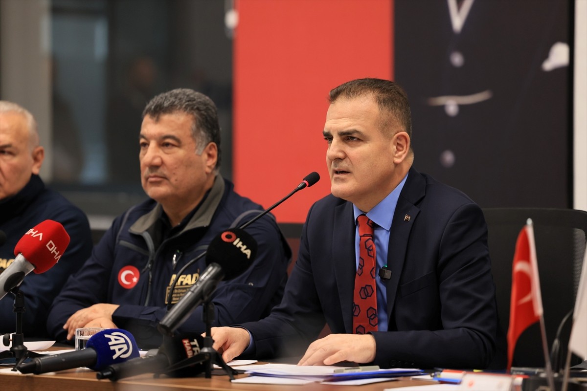 Muğla Valisi İdris Akbıyık (sağda), Afet ve Acil Durum Yönetimi Başkanlığı (AFAD) Salonunda Ege...