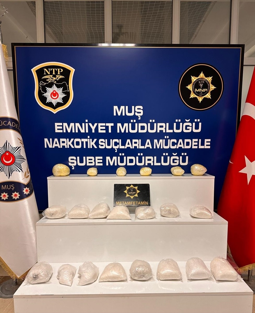 Muş'ta 17 kilo 737 gram sentetik uyuşturucu ele geçirildi. Uygulama noktasında durdurulan bir...