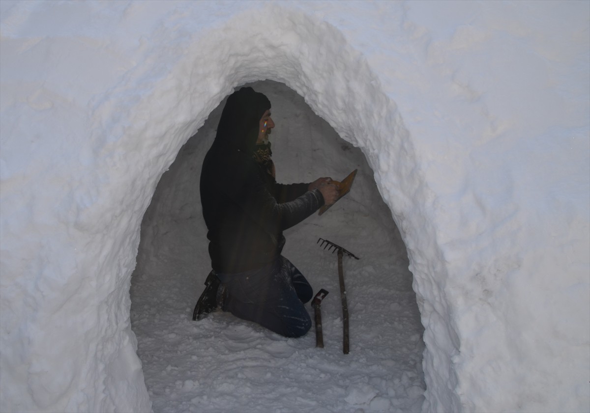 Muş'ta çay ocağı işleten Yılmaz Alak, iş yerinin önüne yaptığı igluda müşterilerine çay ikramında...