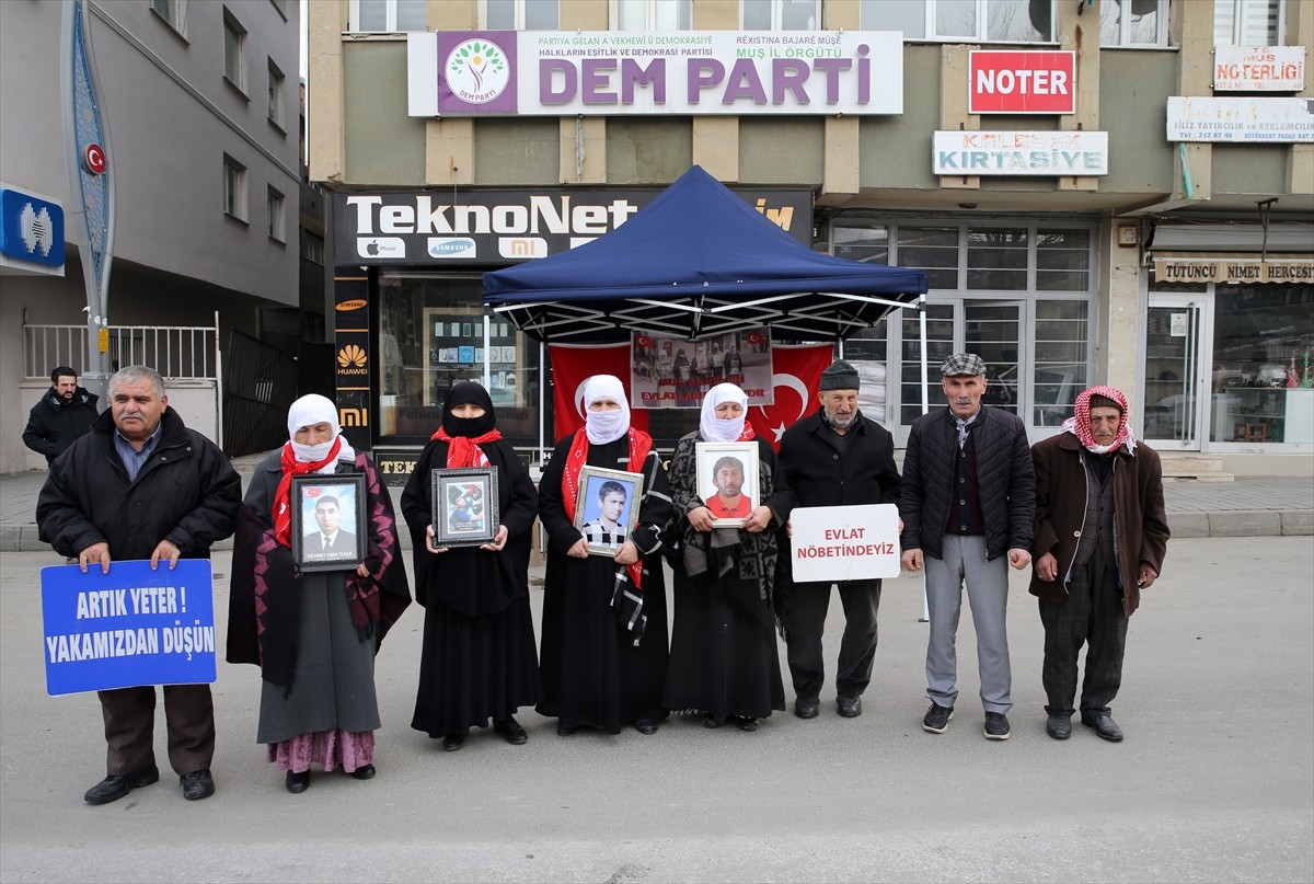 Muş'ta çocukları terör örgütü PKK tarafından kaçırılan aileler, DEM Parti İl Başkanlığı binası...