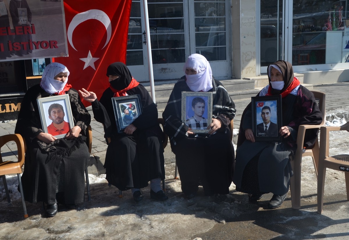  Muş'ta çocukları terör örgütü PKK tarafından kaçırılan aileler, DEM Parti İl Başkanlığı binası...