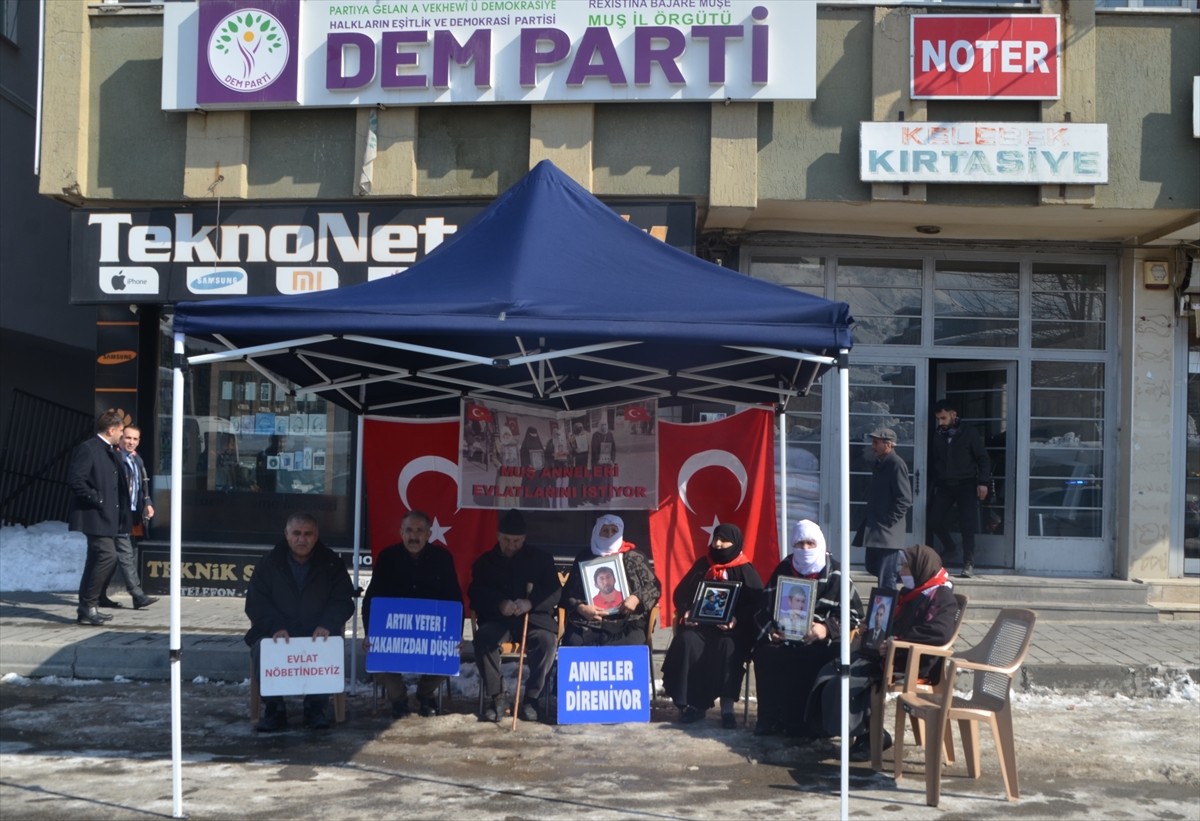  Muş'ta çocukları terör örgütü PKK tarafından kaçırılan aileler, DEM Parti İl Başkanlığı binası...