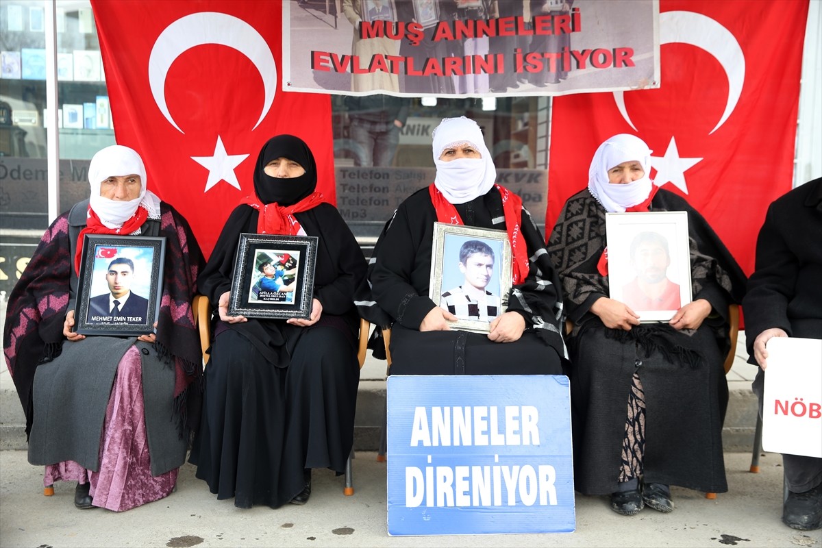 Muş'ta çocukları terör örgütü PKK tarafından kaçırılan aileler, DEM Parti İl Başkanlığı binası...