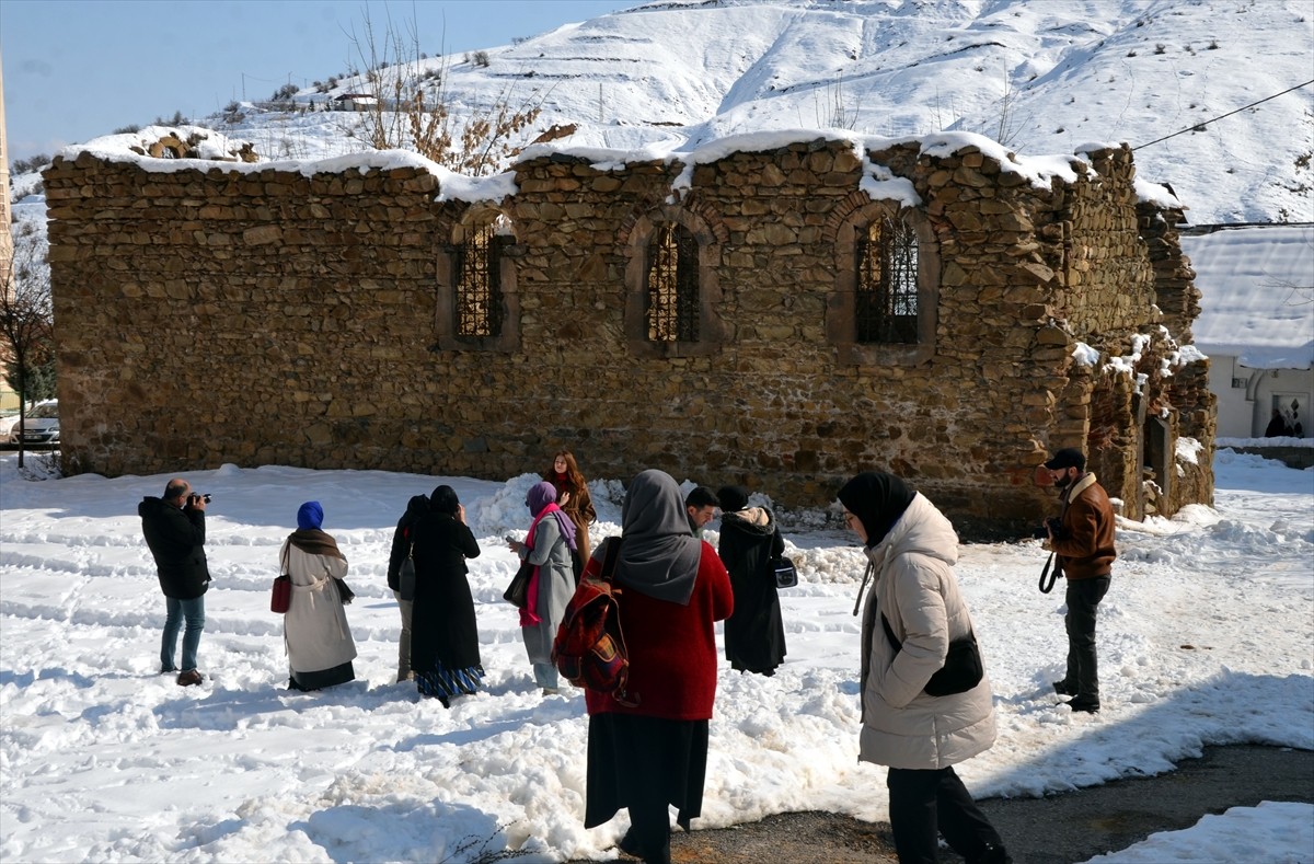 Muş'ta fotoğrafçılık kursuna katılan gençler, kentteki tarihi mekanları ve buzla kaplanan...