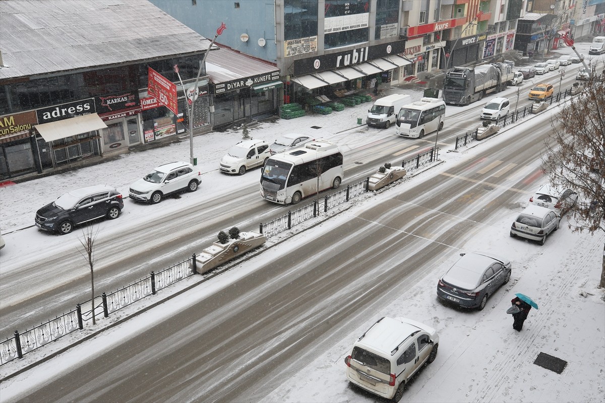 Muş'ta kar etkili oldu. Kent merkezinde sabah saatlerinde başlayan kar nedeniyle kent merkezi...