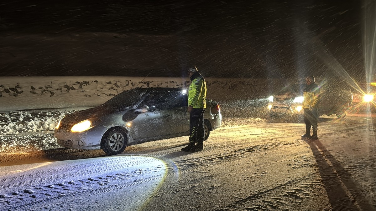 Muş'ta kar ve tipi nedeniyle yolda mahsur kalan yaklaşık 50 araçtaki vatandaşlar, ekiplerce...