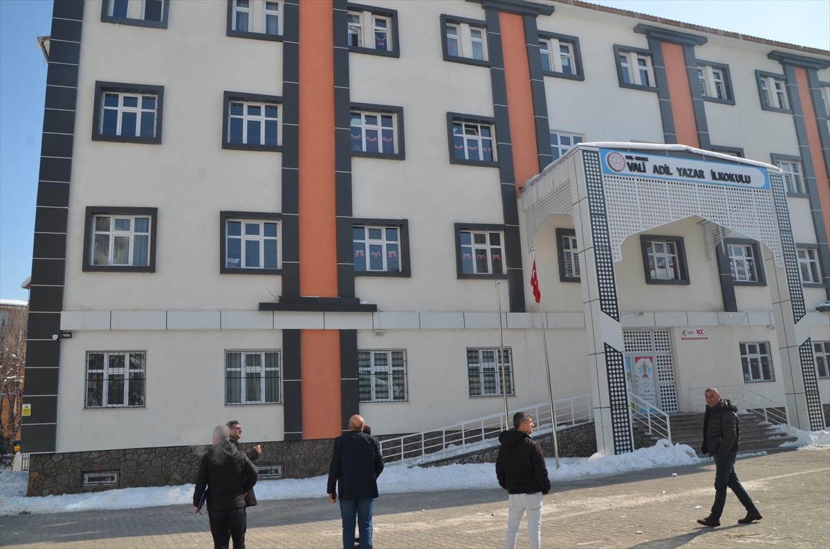 Muş'ta okulun çatısından düşen buz kütlesinin altında kalan öğrenci ağır yaralandı. Vali Adil...