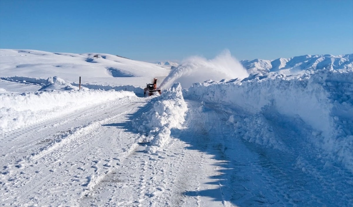  Muş'ta tipi nedeniyle kapanan yolda mahsur kalan 30 araçtaki vatandaşlar, karayolları ekiplerince...