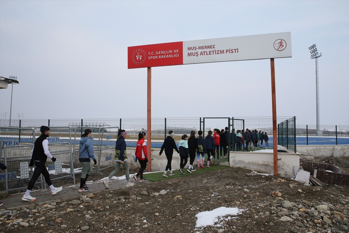 Muş'ta ulusal ve uluslararası müsabakalara katılan 75 atlet, yeni yarışlarda şampiyon olmak için...
