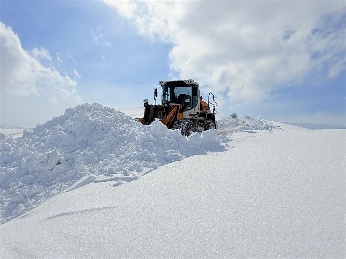 Muş'ta yüksek kesimlerde etkili olan kar ve tipi nedeniyle 24 köy yolu ulaşıma kapandı. Karla...