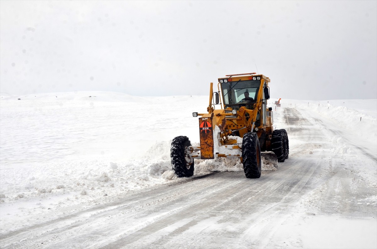 Muş'ta yüksek kesimlerde etkisini sürdüren kar nedeniyle ulaşımda aksaklıklar yaşandı. Karayolları...