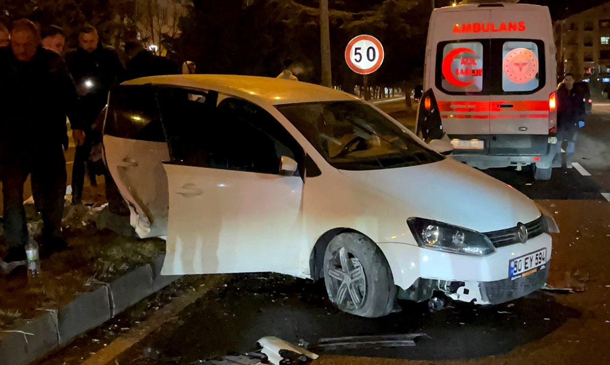 Nevşehir'de 2 otomobilin çarpışması sonucu 5 kişi yaralandı.