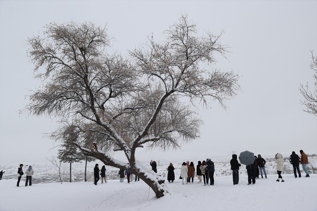 Nevşehir'de gece başlayan kar yağışının ardından, turizm merkezi Kapadokya'daki peribacaları beyaz...