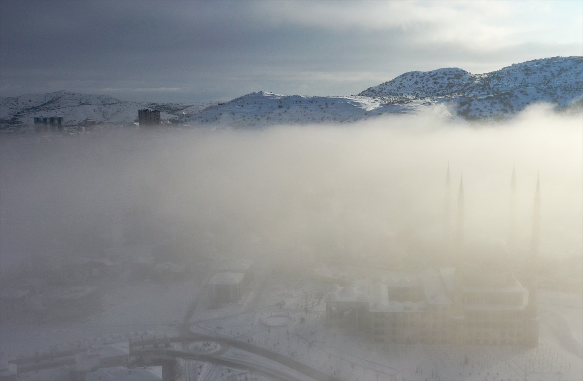 Nevşehir'de kent merkezinin bazı noktaları sisle kaplandı. İlde bir süredir etkili olan kar...