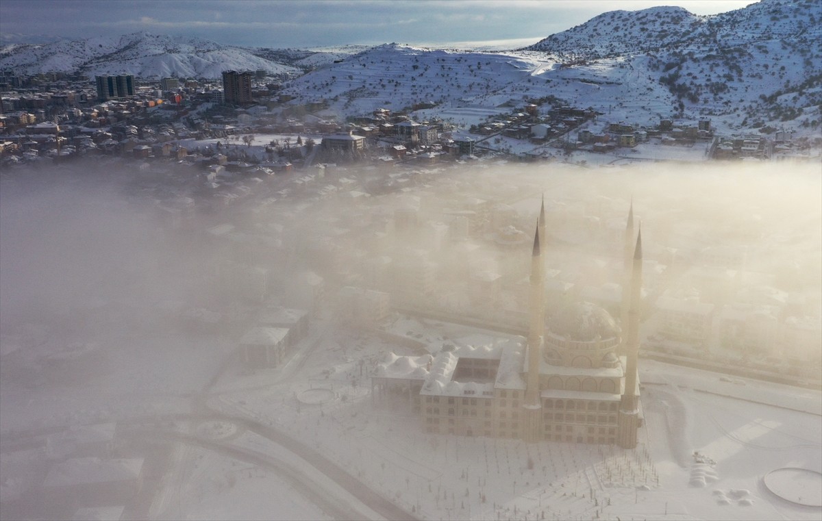 Nevşehir'de kent merkezinin bazı noktaları sisle kaplandı. İlde bir süredir etkili olan kar...