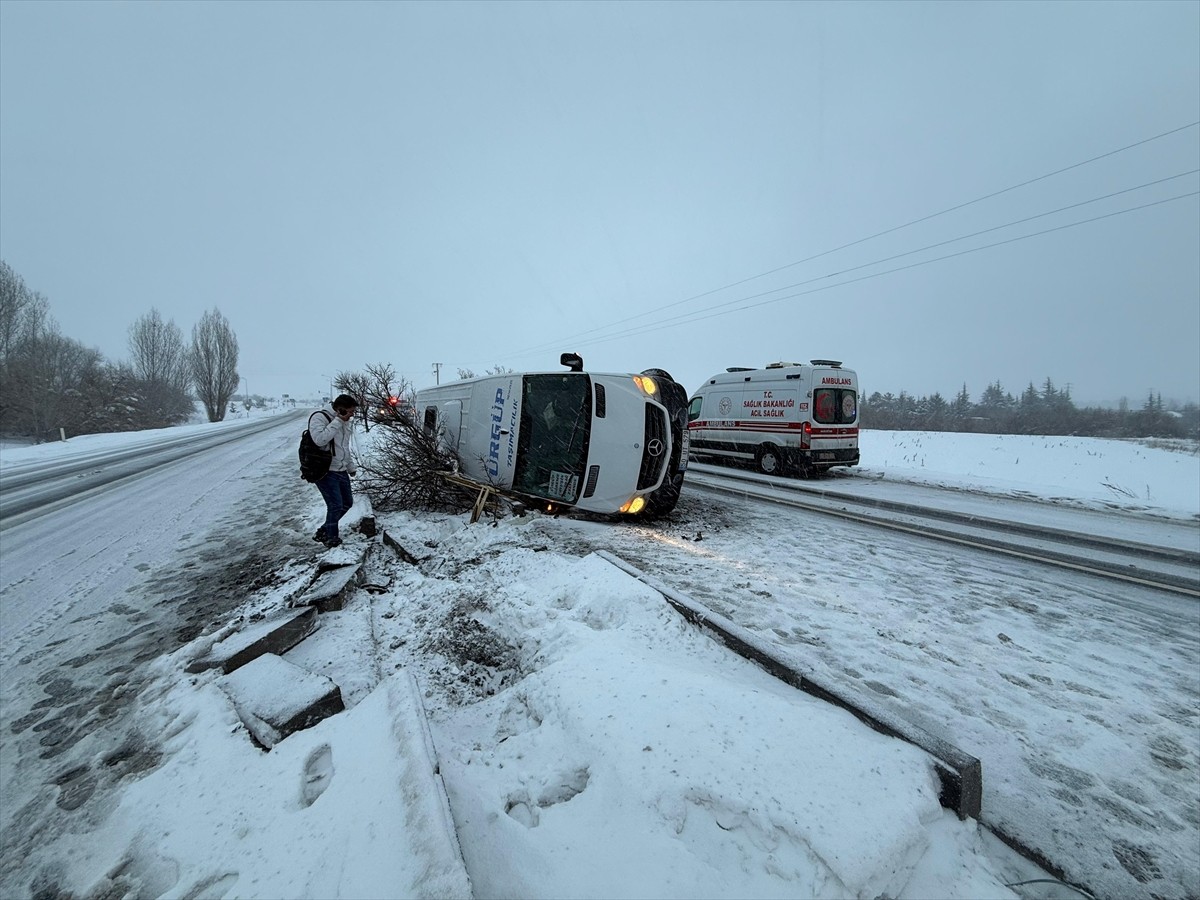 Nevşehir'de yolcu minibüsünün devrilmesi sonucu 6 kişi yaralandı. Yaralılar, ambulansla hastaneye...