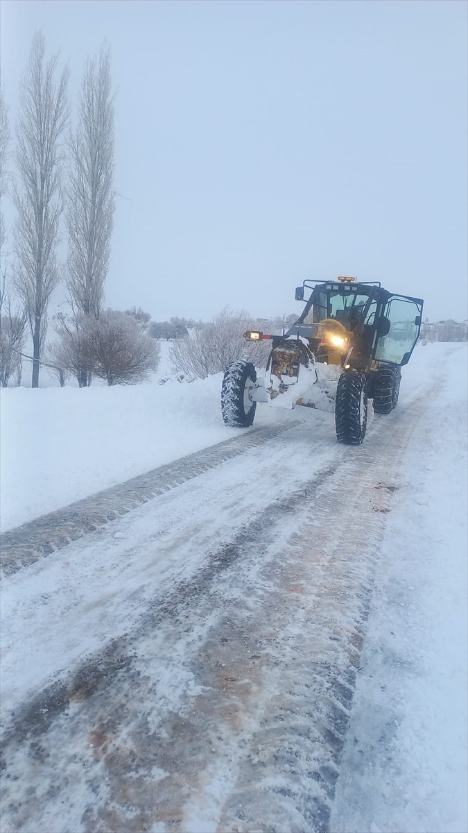 Niğde'de yoğun kar yağışı nedeniyle kapanan 79 köy yolu ulaşıma açıldı.Valilikten yapılan yazılı...