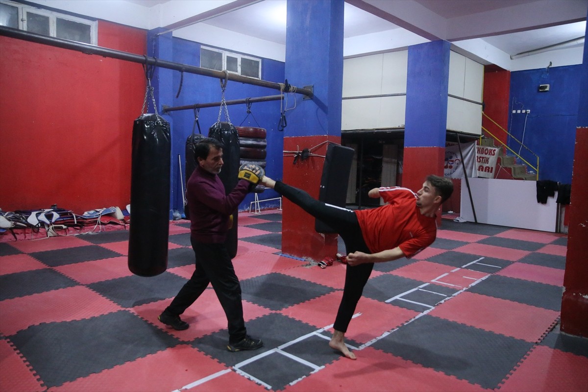 Niğde Ömer Halisdemir Üniversitesi Spor Bilimleri Fakültesi Antrenörlük Bölümü öğrencisi para...