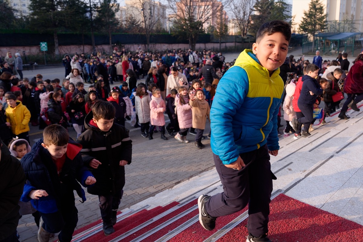 Okul öncesi, ilköğretim ve ortaöğretim okullarındaki yaklaşık 20 milyon öğrenci, iki haftalık...