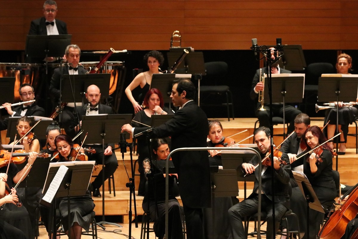 Olten Filarmoni Orkestrası, dünyaca ünlü İtalyan şef Dario Macellari yönetiminde İzmir'de sahne...