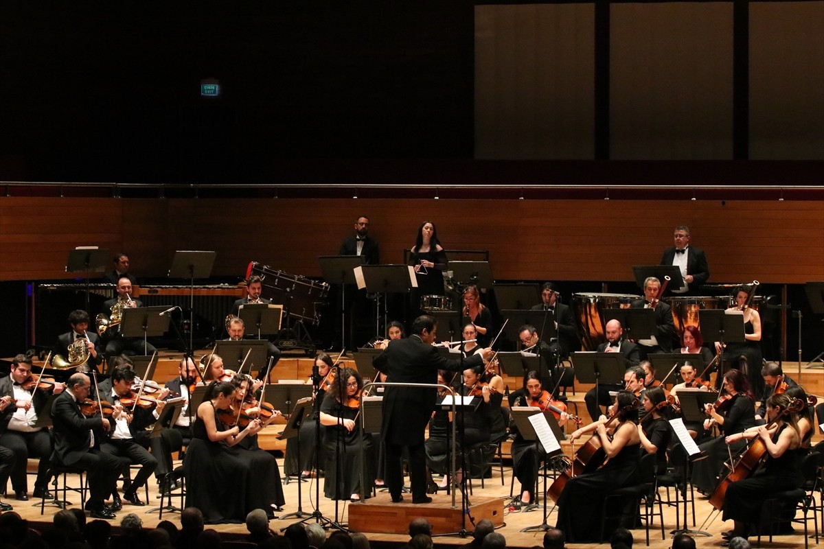 Olten Filarmoni Orkestrası, dünyaca ünlü İtalyan şef Dario Macellari yönetiminde İzmir'de sahne...