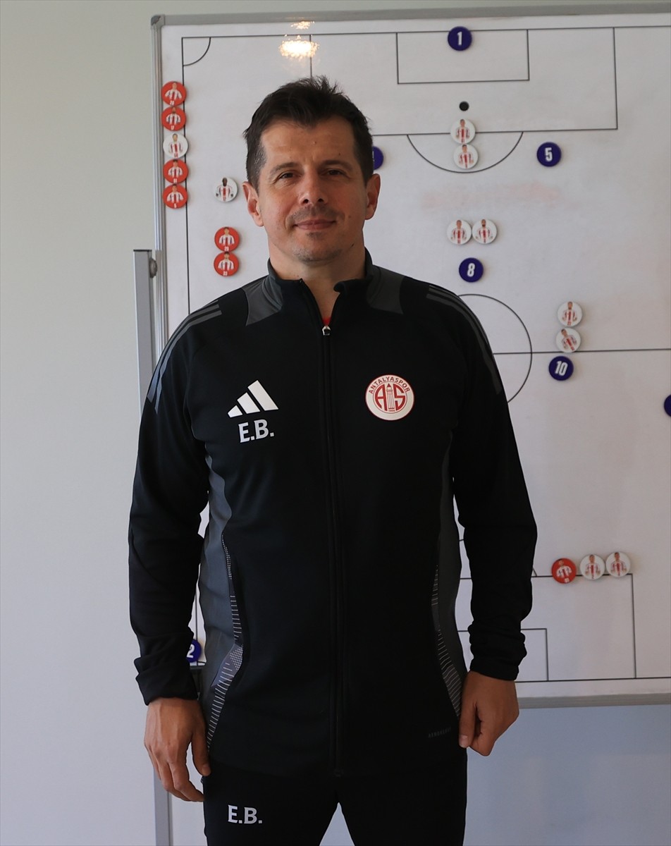 Onvo Antalyaspor Teknik Direktörü Emre Belözoğlu, Atilla Vehbi Konuk Tesisleri'nde AA muhabirine...