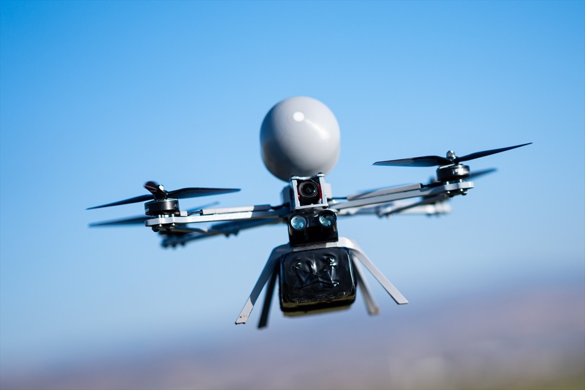 Operatörün sanki dronun içindeymiş gibi uçuş yapmasını sağlayan ve muharebe sahalarında kullanımı...