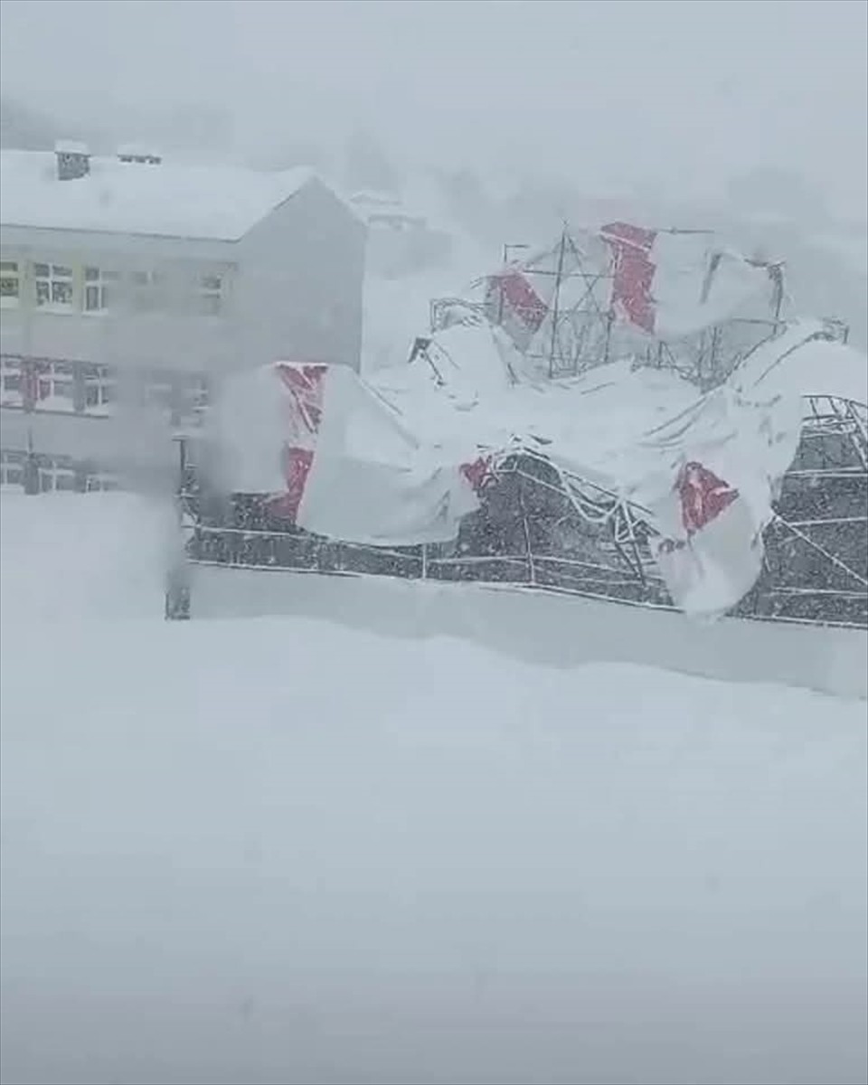 Ordu'da devam eden kar yağışı, kapalı halı sahanın çatısının çökmesine neden oldu.