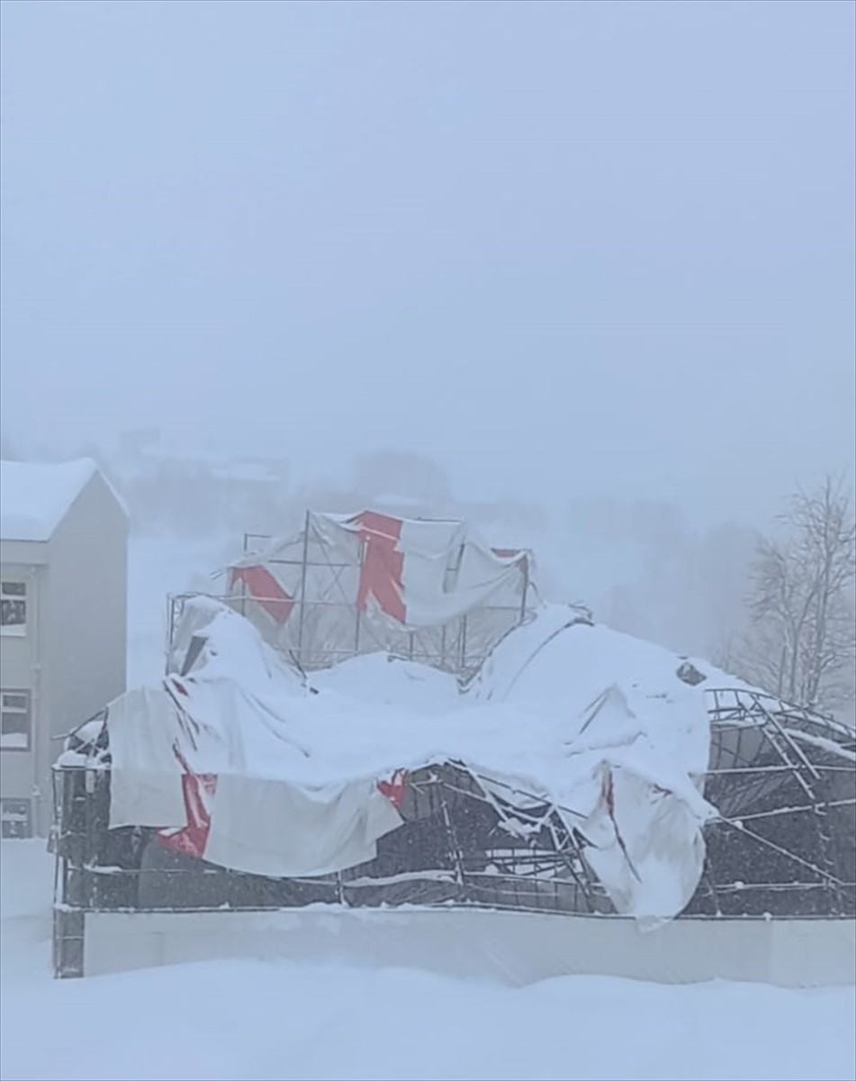 Ordu'da devam eden kar yağışı, kapalı halı sahanın çatısının çökmesine neden oldu.