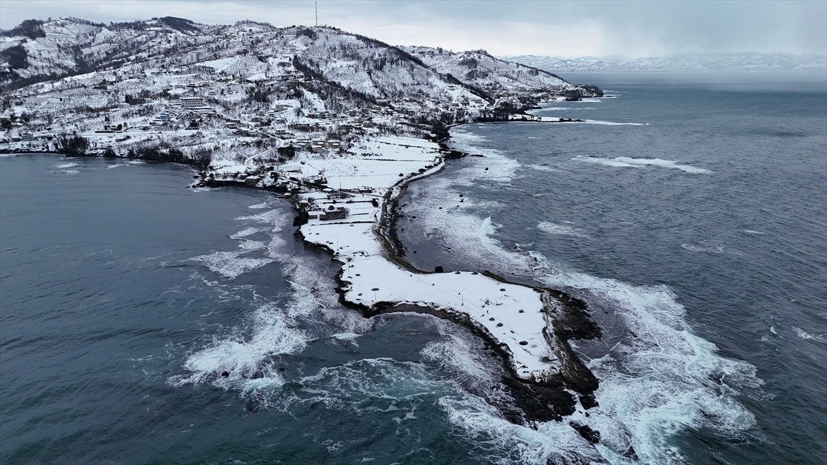 Ordu'da doğal güzelliğiyle öne çıkan Yason Burnu, kar yağışının ardından beyaza...