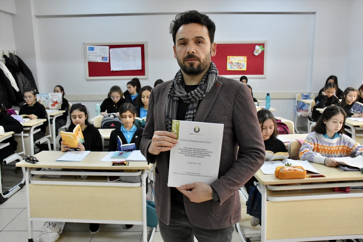 Ordu'da yaşayan Türkçe öğretmeni Murat Kömür'ün (fotoğrafta), öğrencilerinde okuma alışkanlığını...