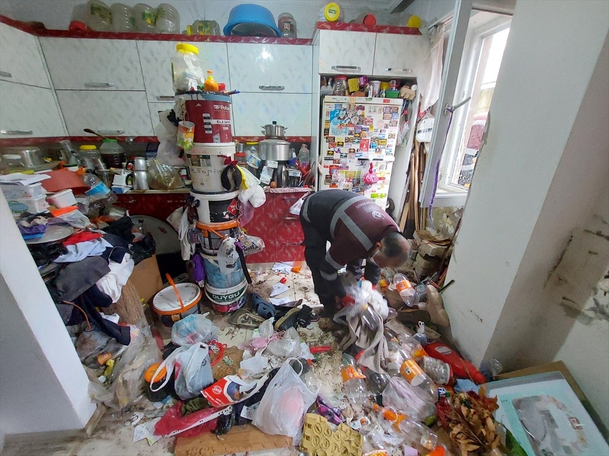 Ordu'nun Altınordu ilçesinde bir evden 10 kamyonet çöp çıkarıldı.