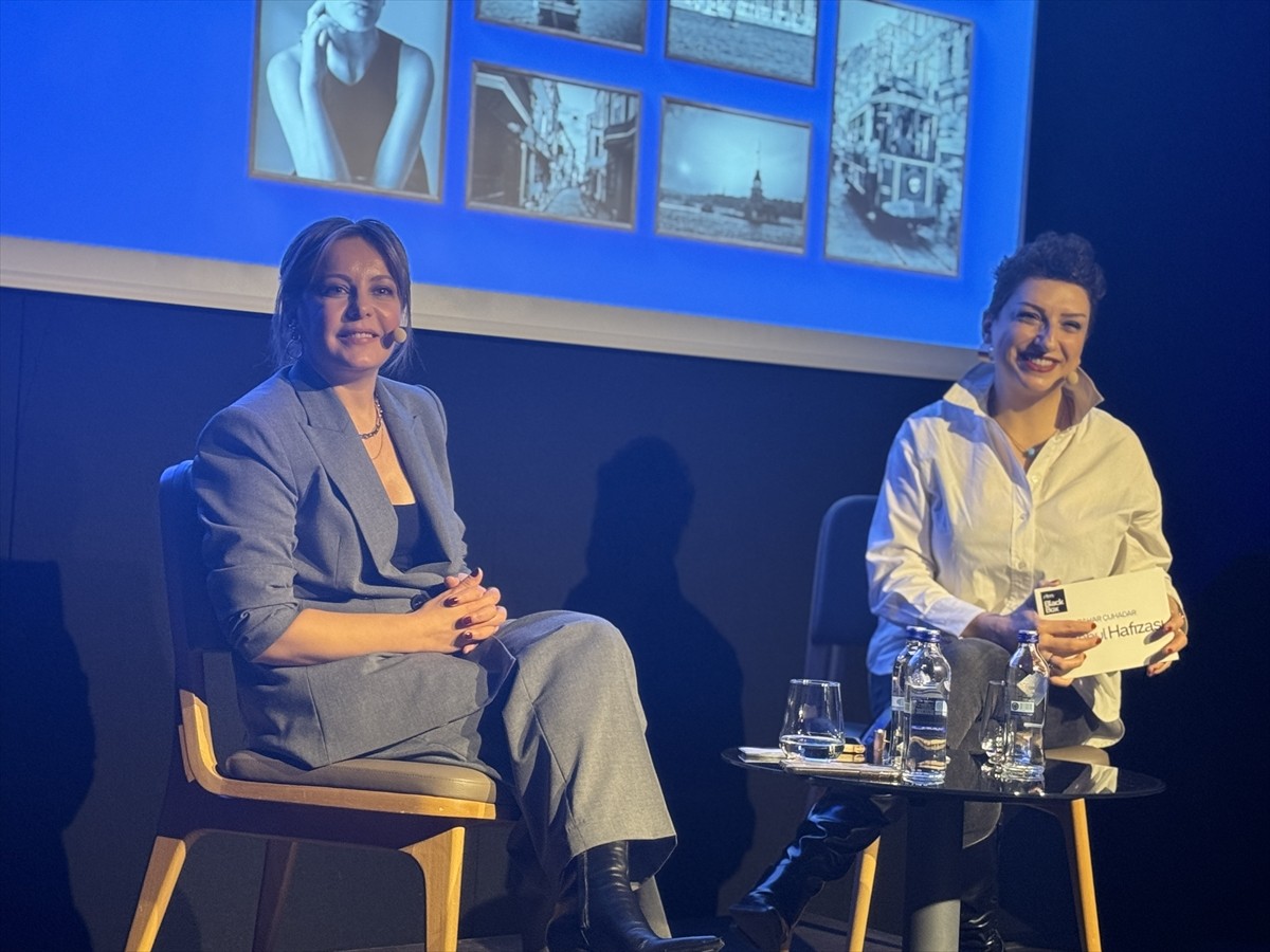  Oyuncu Vildan Atasever (solda), Türkiye İş Bankası Resim Heykel Müzesinin etkinlik mekanı...