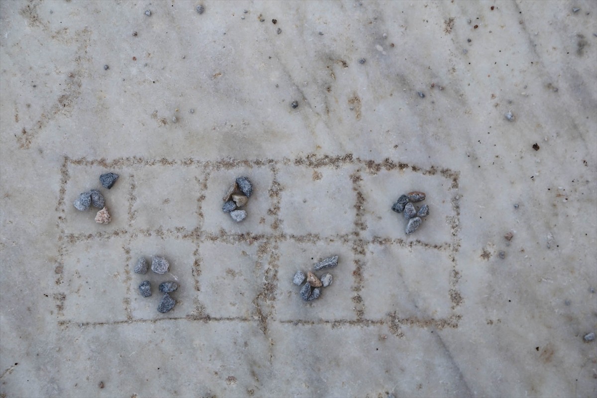 "Eski zamanlarda çocuklar neyle oynuyordu?" sorusunun peşinden giden Gökçen Göksel, antik...