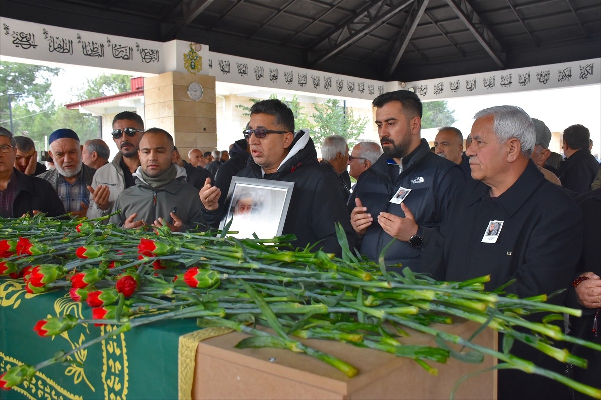 "Kahtalı Mıçe" olarak tanınan ses sanatçısı Mustafa Kahtalı'nın cenazesi, Antalya'da düzenlenen...