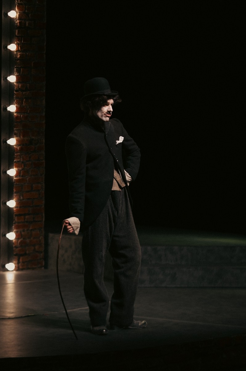 "Şarlo" karakteri ile özdeşleşen, İngiliz sinema yönetmeni, oyuncu, yazar, besteci, kurgucu ve...