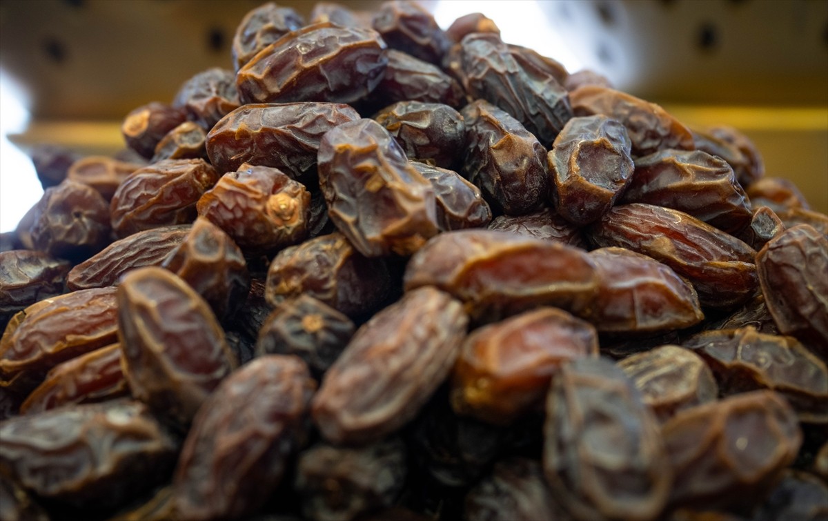 Ramazan ayının başlamasına sayılı günler kala iftar ve sahur sofralarının vazgeçilmezi hurma...