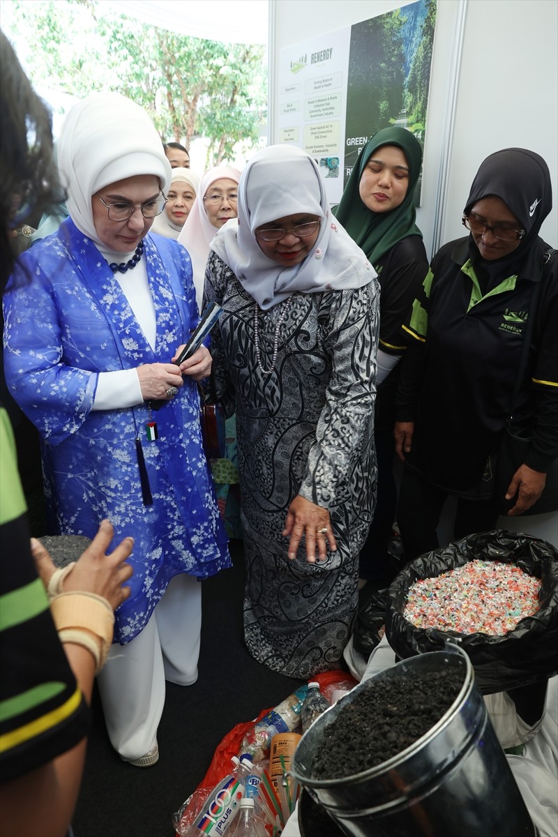 Resmi temaslarda bulunmak üzere Malezya'nın başkenti Kuala Lumpur'a gelen Cumhurbaşkanı Recep...