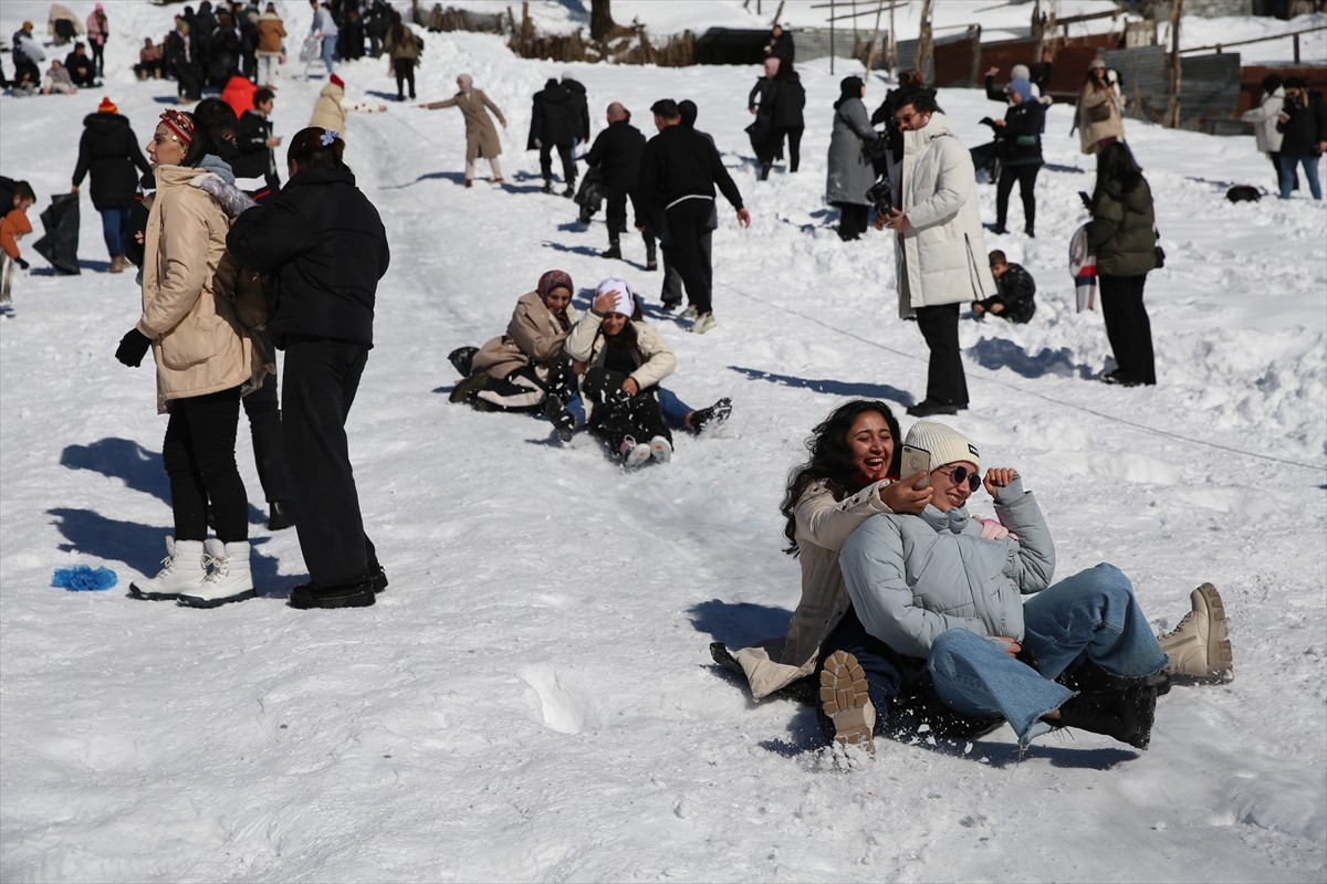 Rize'nin Çamlıhemşin ilçesinde bu yıl 17'ncisi organize edilen "Çamlıhemşin Kardan Adam Kış...